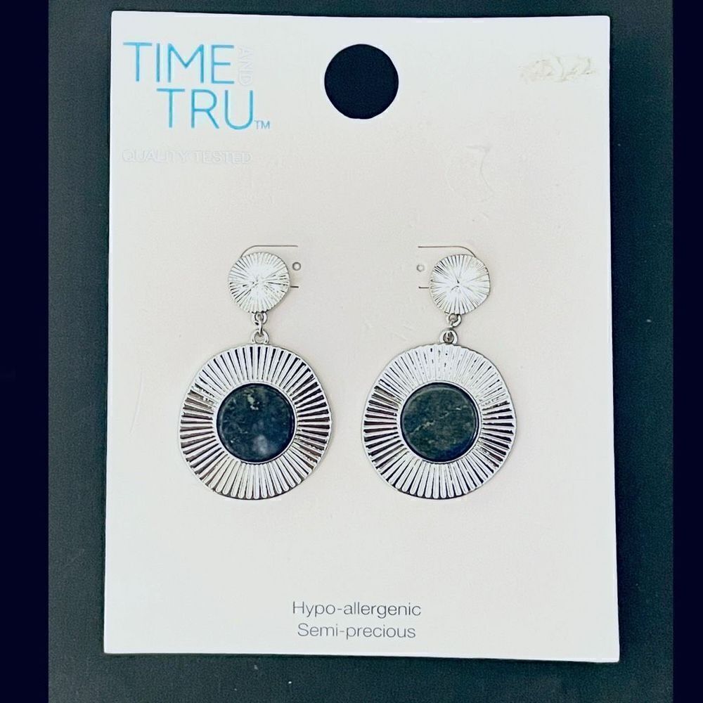 NWT Time and Tru Beautiful Silver Semi-precious
Green & Grey Stone Drop earrings